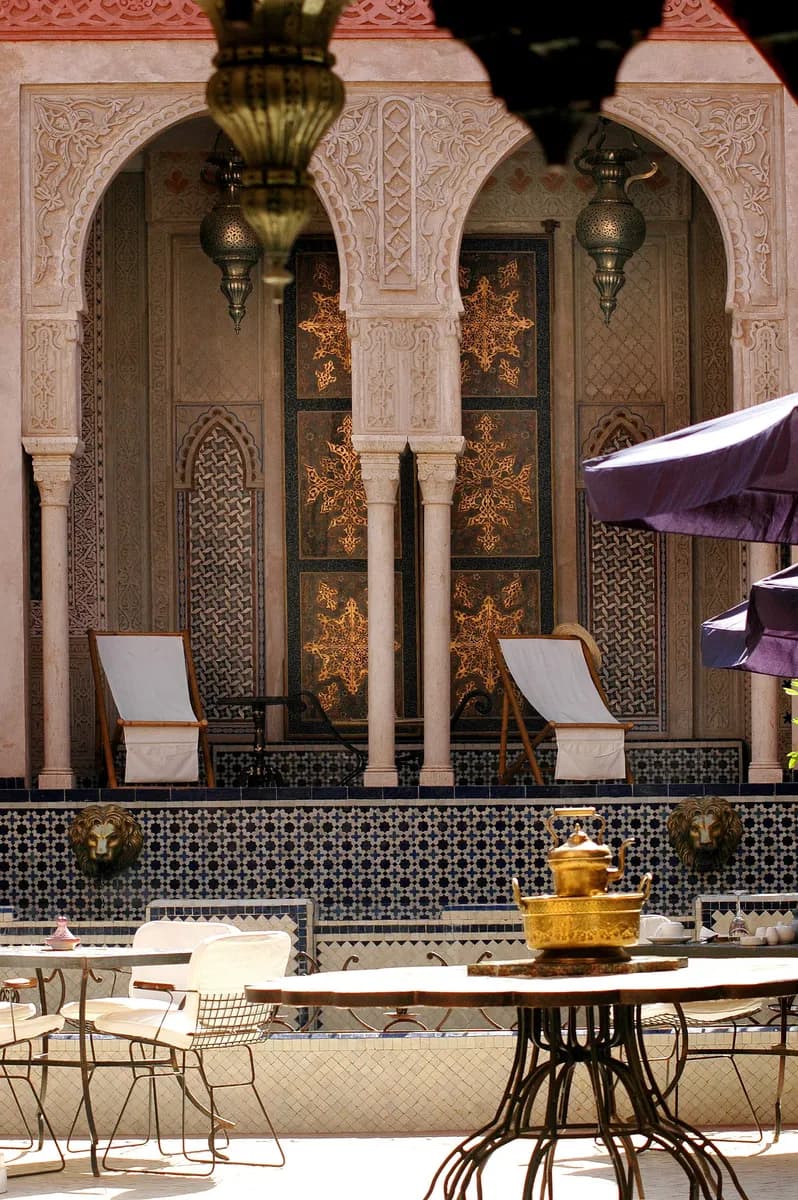 Imagen de ejemplo de BookNoFees: patio interior de un riad con plantas y asientos