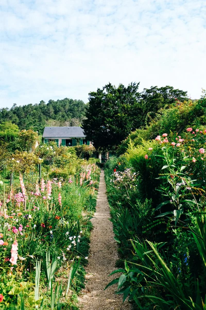 Imagen de ejemplo de BookNoFees: un estrecho sendero de jardín entre flores y huertos