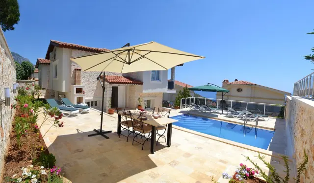 BookNoFees: alojamiento vacacional en Kalkan, Kas, Antalya – Terraza con mesa de comedor, sombrilla, piscina y tumbonas