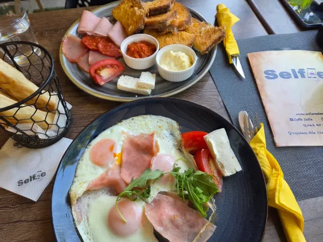 BookNoFees: Cafetería – Caffe Selfie – Belgrade – Caffe Selfie, foto 2