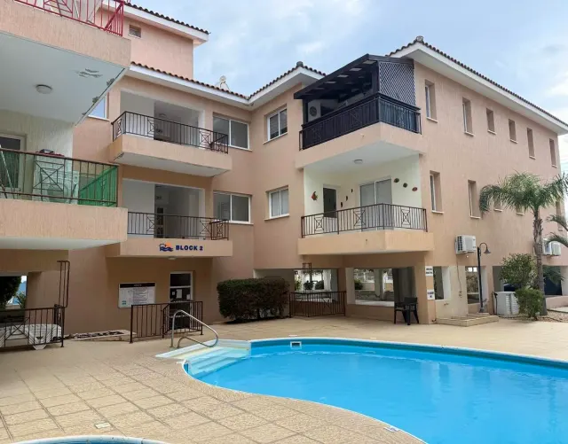 BookNoFees: Departamento espacioso y tranquilo con piscina y balcón – Chloraka