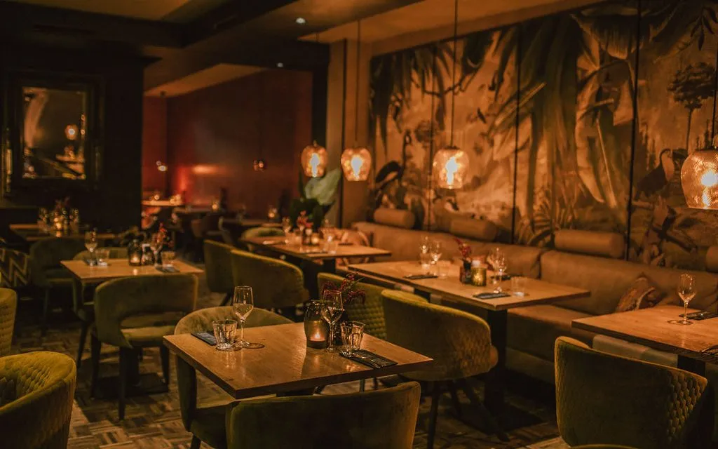 BookNoFees: Restaurante – Black and Blue – Amsterdam – Negro y azul, foto 1