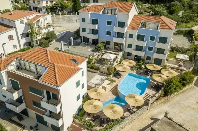 BookNoFees: Apartamento tranquilo con piscina y jardín – Slatine