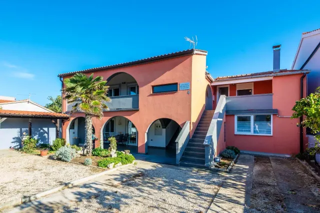BookNoFees: Apartamento tranquilo con jardín y balcón cubierto – Vir