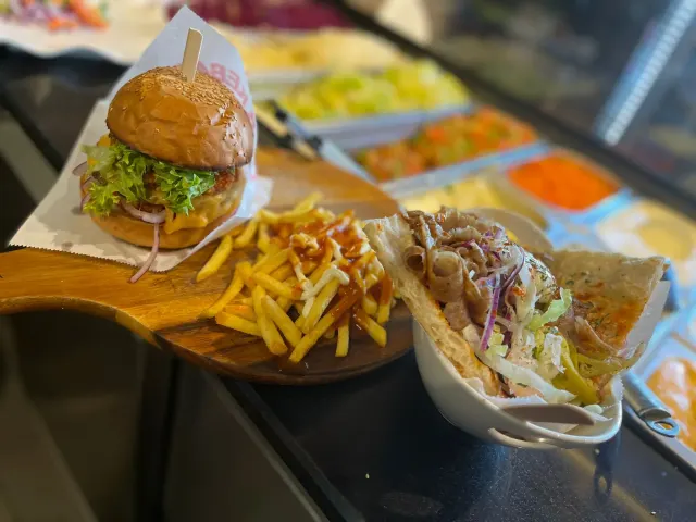 BookNoFees: Bar de tapas – Pivaz Döner Pizza – Arnsberg-Neheim – Pizza Pivaz Döner, foto 2