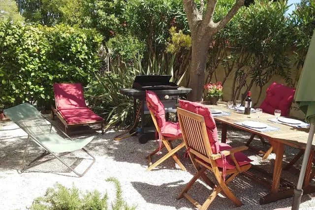 BookNoFees: Departamento de vacaciones tranquilo con jardín cercado – Sanary