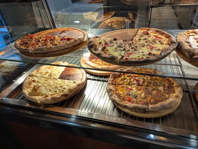 BookNoFees: Restaurante – Irene's House of Pizza – Athens – La pizzería de Irene, foto 2
