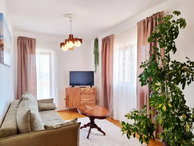 BookNoFees: Departamento tranquilo con balcón y piscina compartida – Okrug Gornji