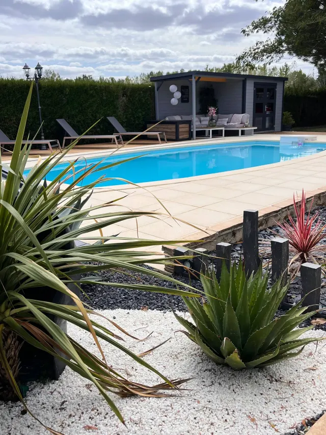 BookNoFees: Casa de campo con encanto, piscina privada y cabaña de paja – Gennes-Val-De-Loire