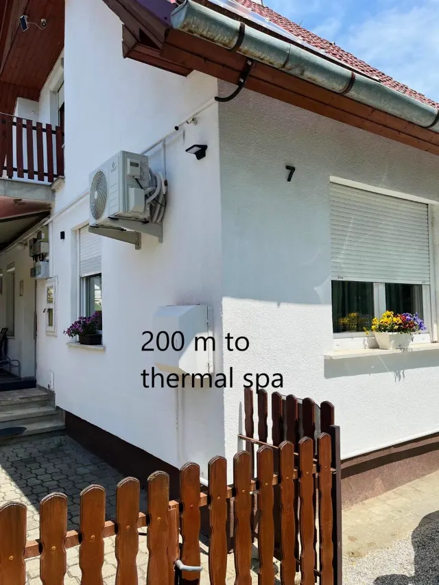 BookNoFees: Departamento espacioso con jardín y terraza – Bük