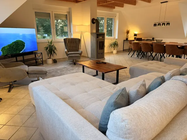 BookNoFees: Amplio departamento de vacaciones con terraza en el techo para grupos – Stuhr
