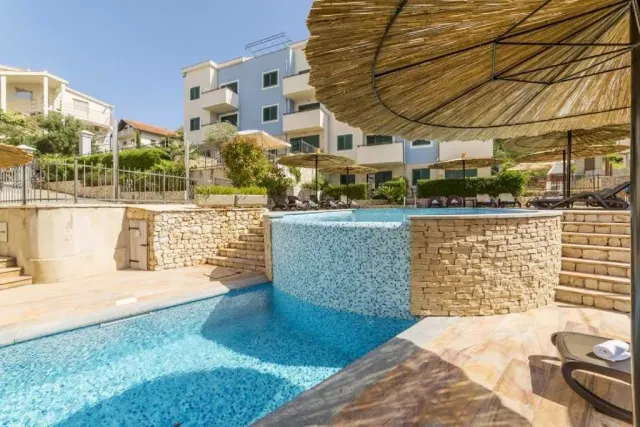 BookNoFees: alojamiento vacacional en Slatine – Tranquilo departamento de vacaciones con vista al mar y piscina