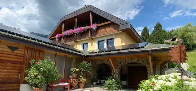 BookNoFees: alojamiento vacacional en St. Michael Im Lungau – Elegante departamento con jardín y chimenea
