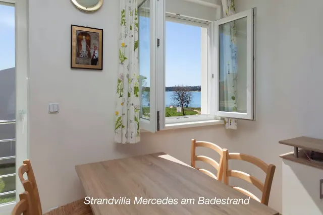 BookNoFees: Un piso de nuestra villa en la playa con una gran terraza, pérgola y parrilla al aire libre – Medulin