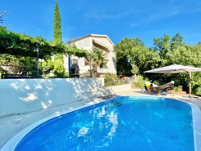 BookNoFees: Villa Theresa, Croacia, departamento de vacaciones con piscina, jacuzzi, sauna y cocina al aire libre – Donji Zagon