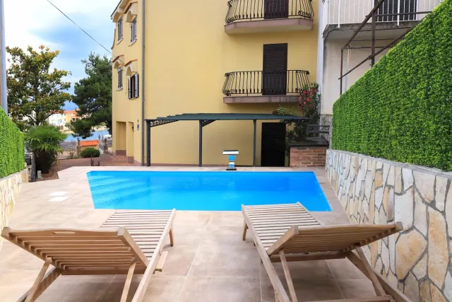 BookNoFees: Una tranquila villa con piscina y balcón frente al mar – Malinska