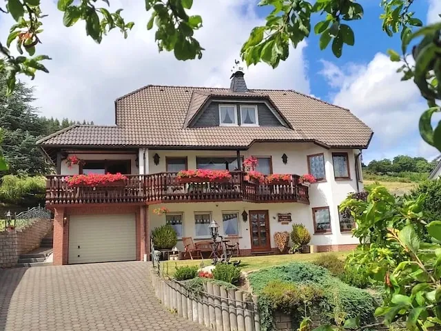 BookNoFees: Tranquilo departamento de vacaciones al borde del bosque con terraza propia – Winterberg
