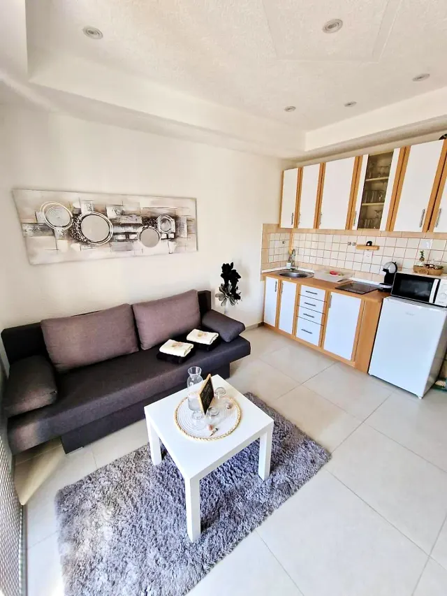 BookNoFees: Departamento de vacaciones tranquilo con balcón y vista al mar – Vir