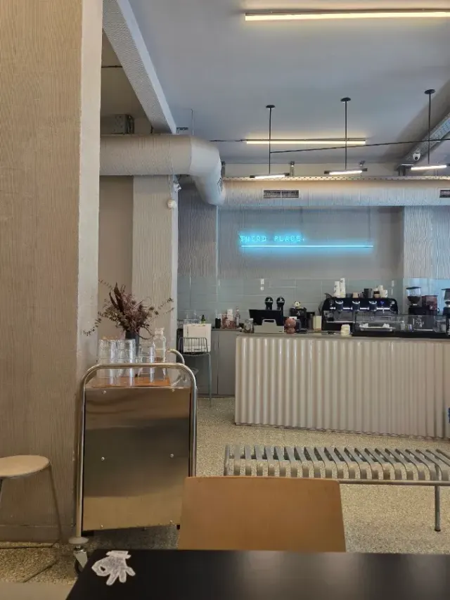 BookNoFees: Cafetería – Third Place – Athens – Tercer lugar, foto 2