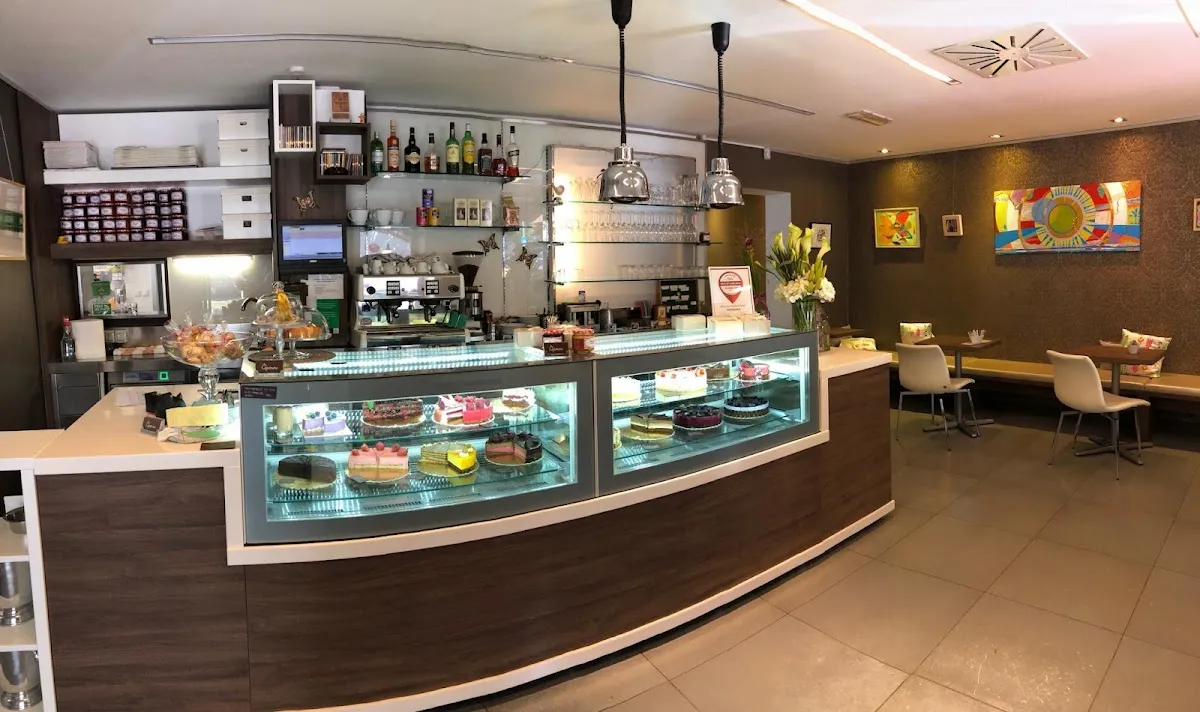 BookNoFees: Cafetería – Kavarna Čopomana – Ljubljana – Cafetería Čopomana, foto 1