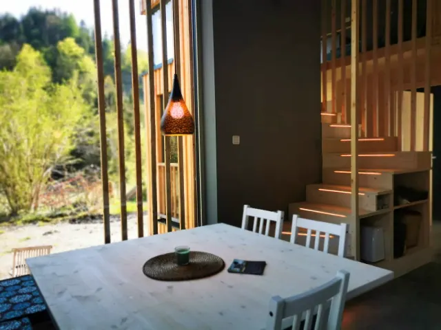 BookNoFees: alojamiento vacacional en Hieflau, Estiria, Austria – Comedor con mesa blanca, lámpara colgante y escalera de madera con iluminación
