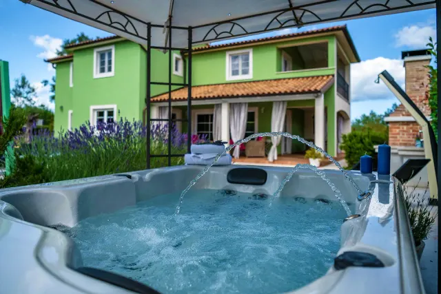BookNoFees: Villa Branka con piscina, jacuzzi y área de juegos – Rakalj