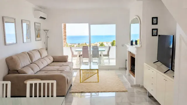 BookNoFees: alojamiento vacacional en Mijas – Sala de estar con sofá, televisión y terraza con vista al mar en Calahonda, España