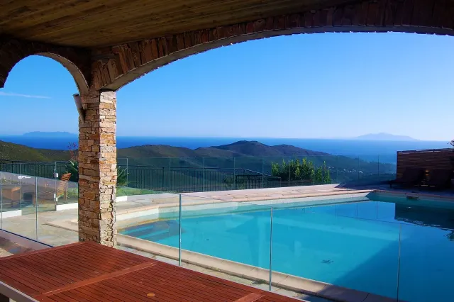 BookNoFees: Villa en Sisco, con piscina privada y vista al mar – SISCO