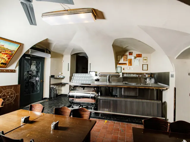 BookNoFees: Restaurante – Lokál U Bílé kuželky – Prague – El bar «U Bílé kuželky», foto 2