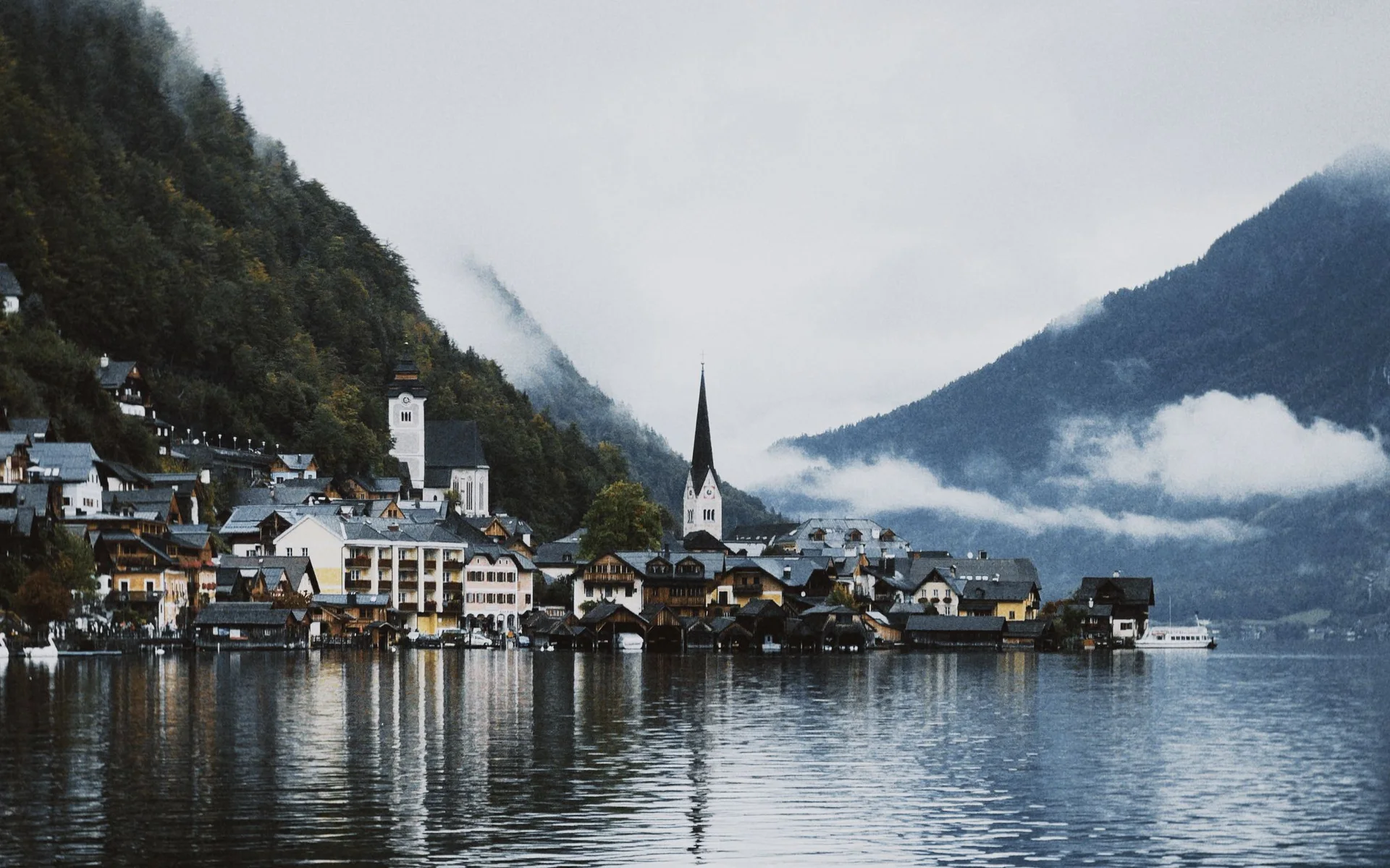 Hallstatt am See, entre montañas cubiertas de nubes