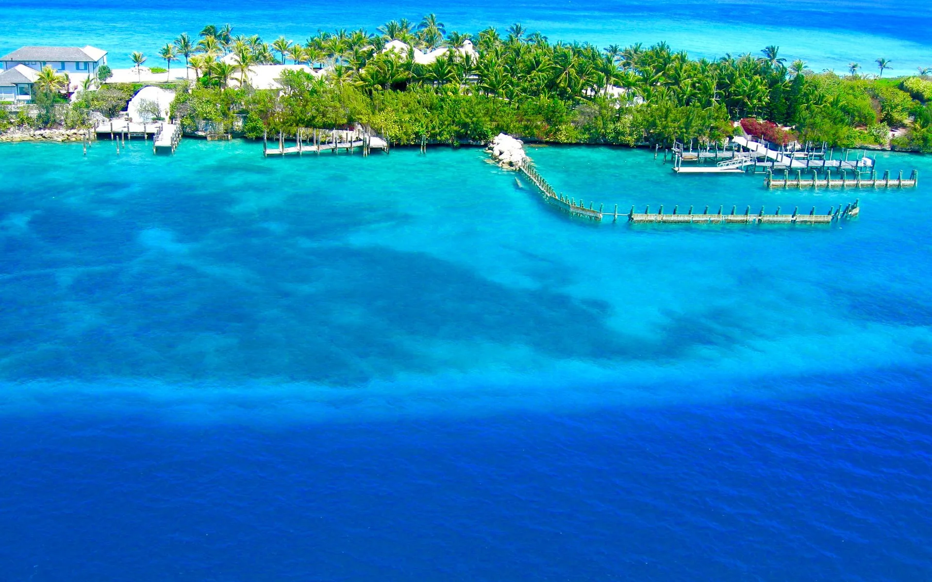 Vista aérea de la costa de Nassau con aguas de color turquesa