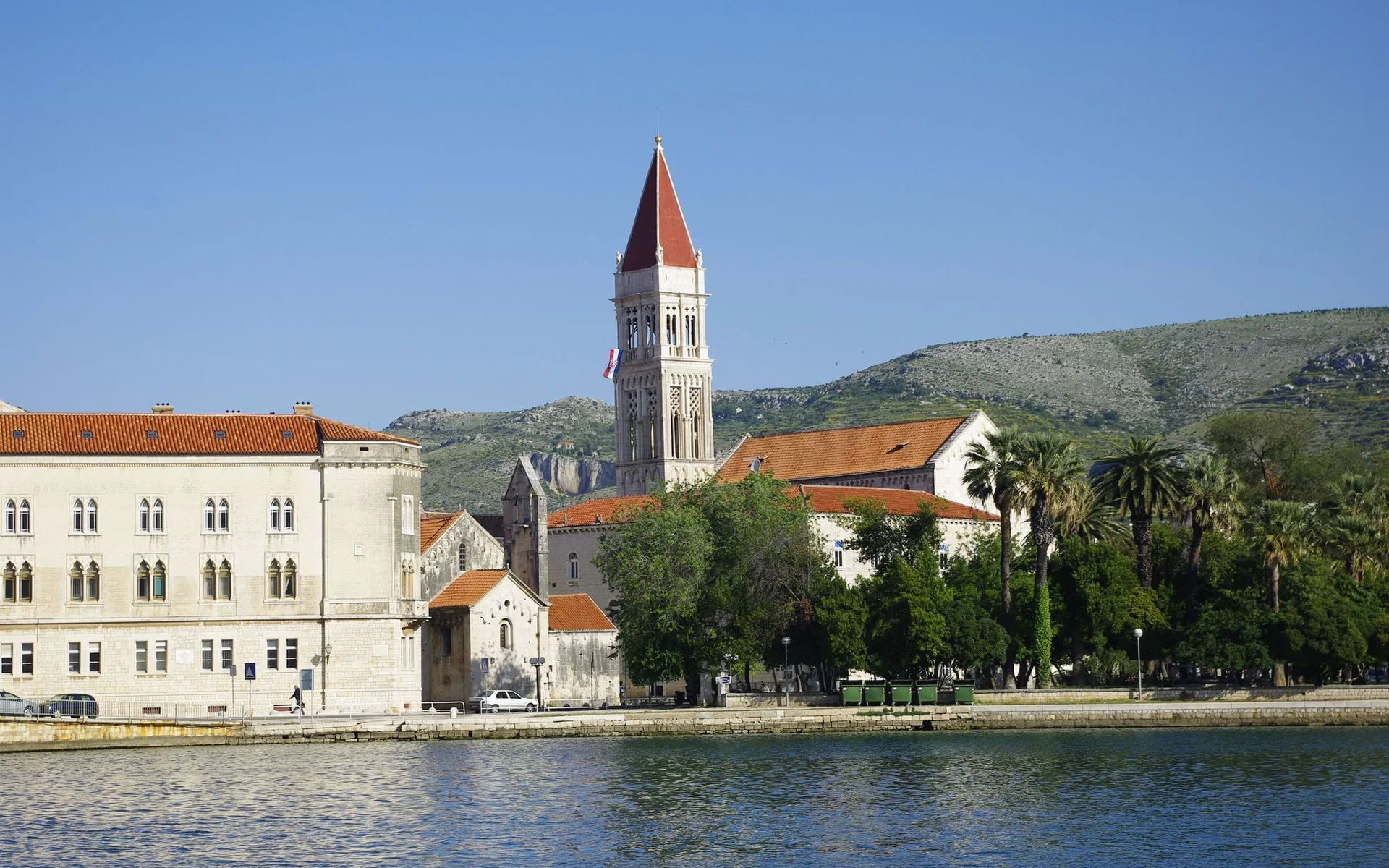 Paseo marítimo de Trogir con su histórica torre de la iglesia