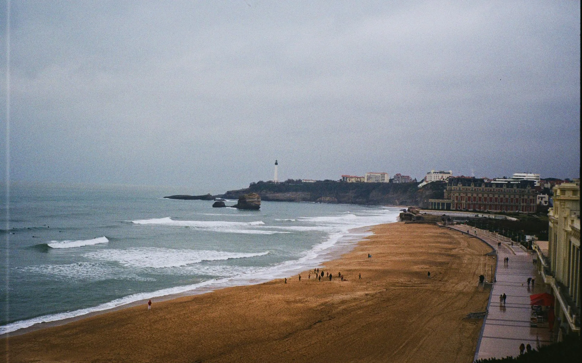 Playa y faro de Biarritz, en la costa atlántica