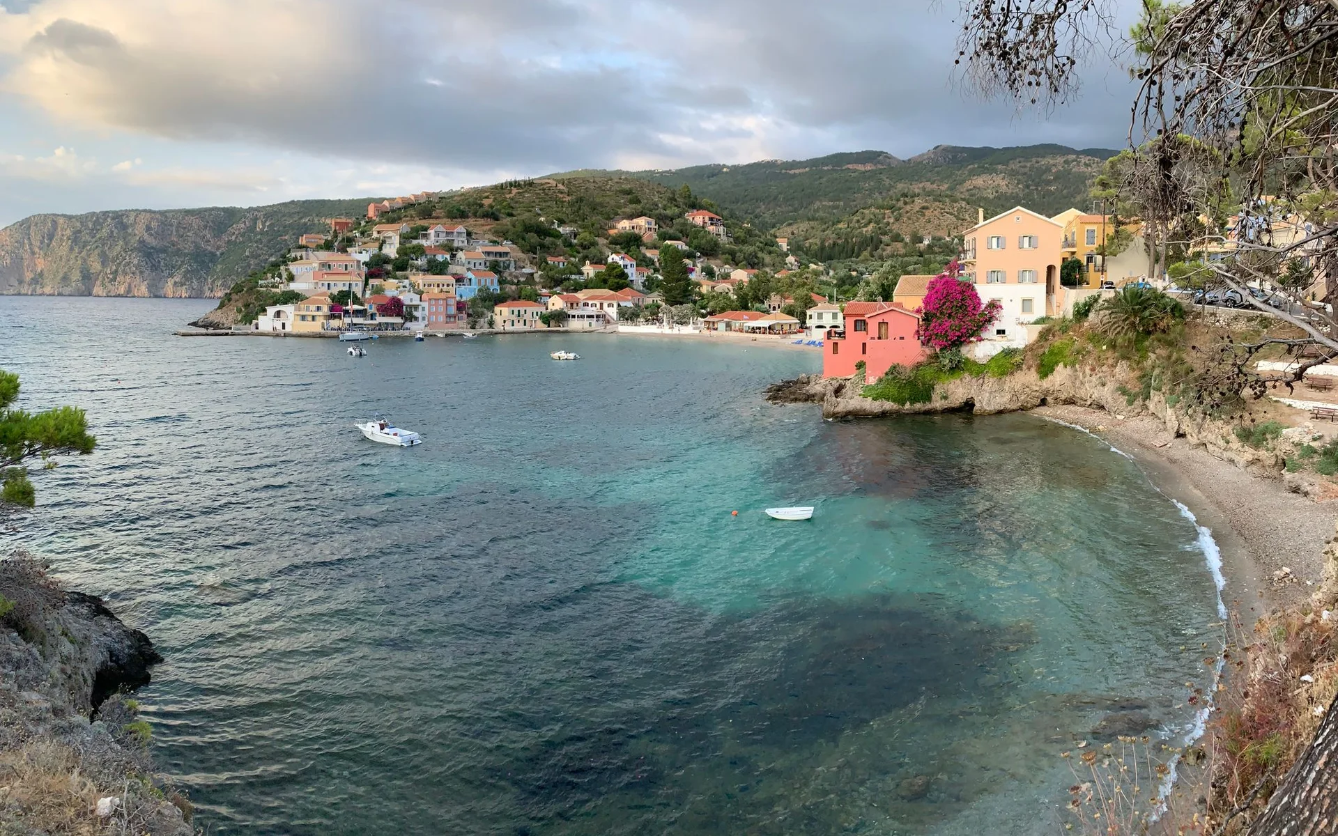 Casas de colores en la bahía de Asos, en Grecia