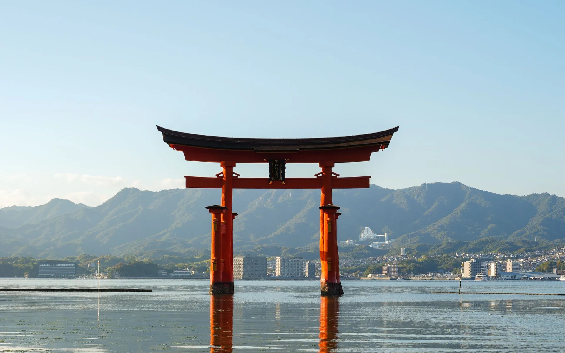 Torii del santuario de Itsukushima sobre el agua