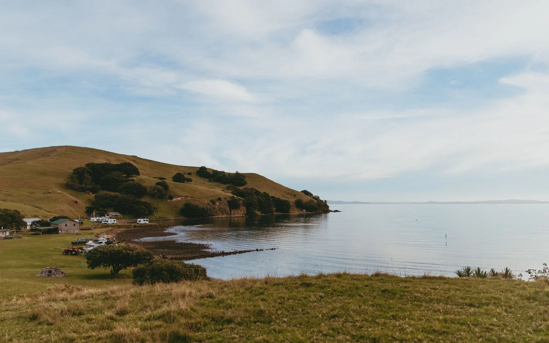 Colinas y una tranquila bahía cerca de Kereta, en Nueva Zelanda