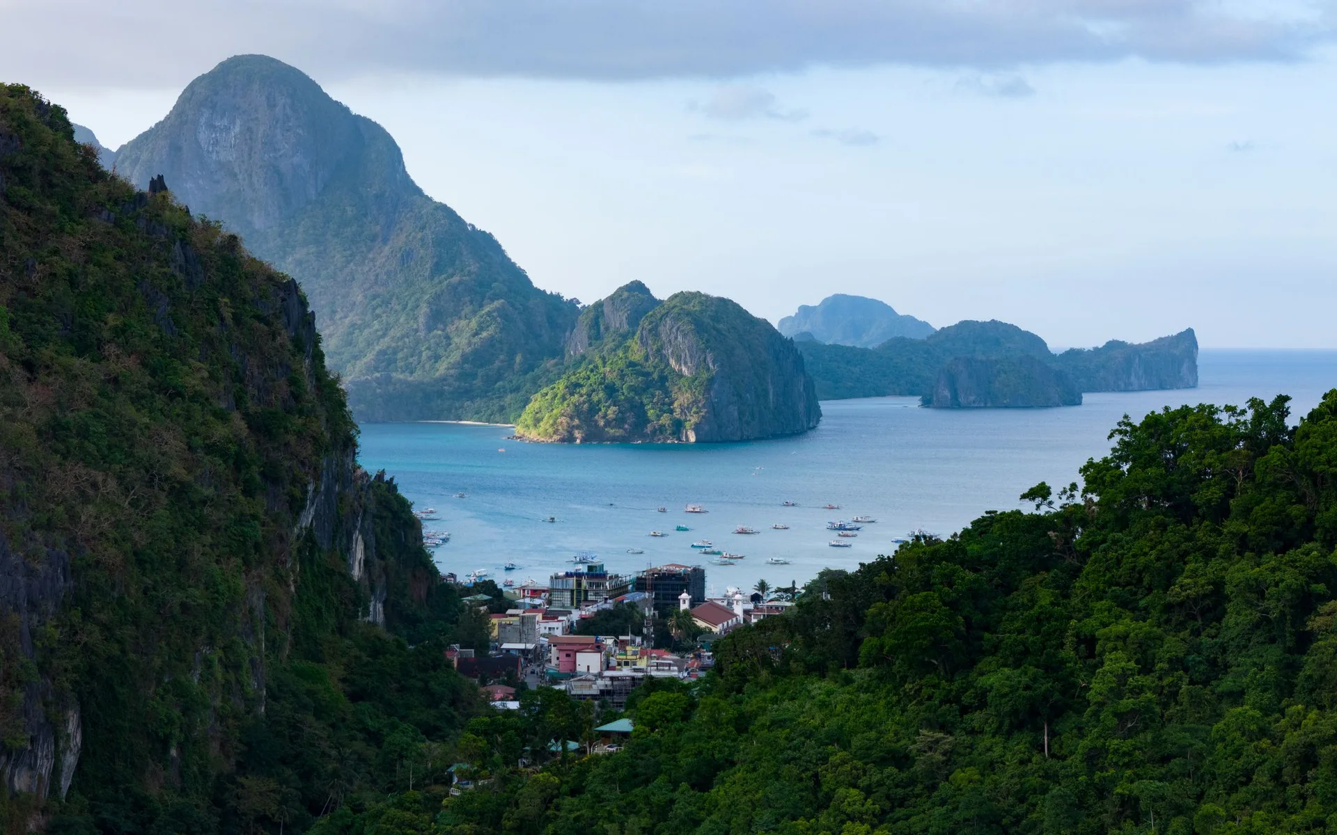 Islas verdes y mar azul en El Nido, en Palawan