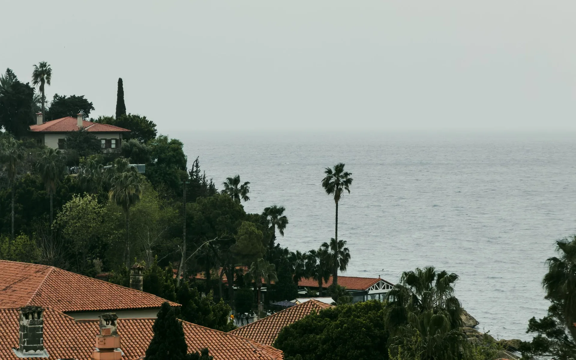 Azoteas de Antalya con vistas al mar Mediterráneo