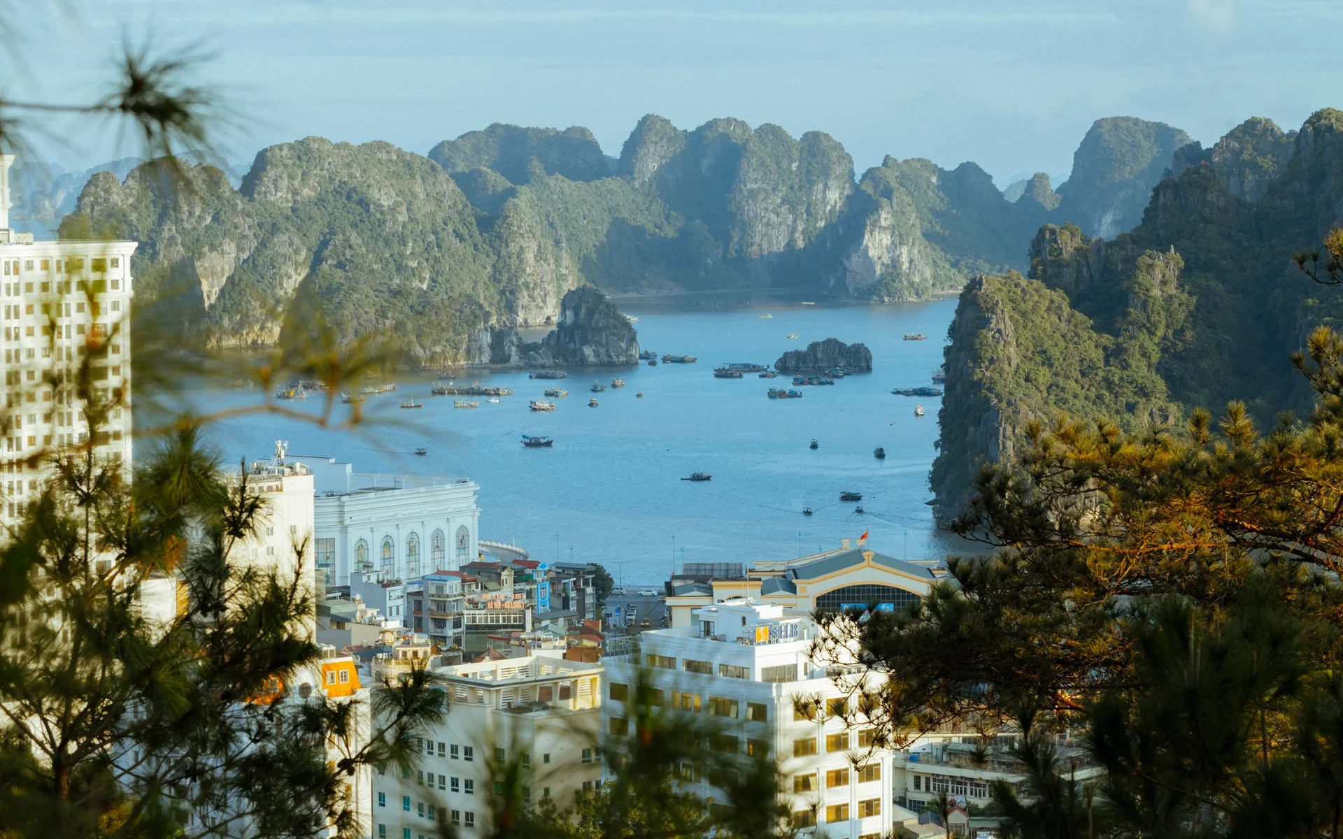 Vista aérea de la bahía de Halong con formaciones rocosas