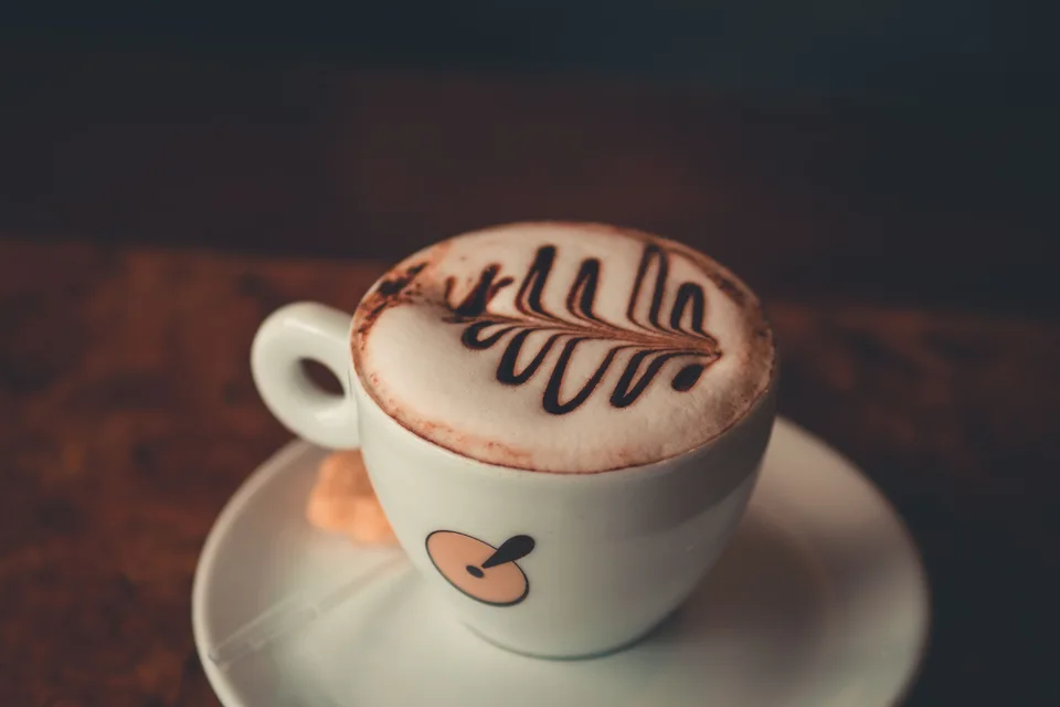 BookNoFees: Foto de ejemplo: Capuchino con un dibujo de chocolate