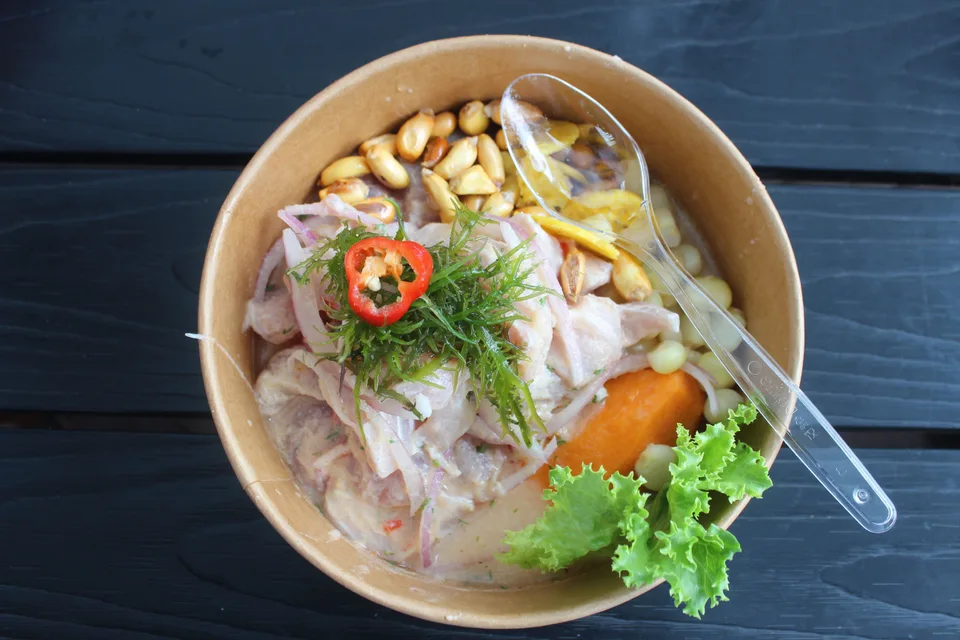 BookNoFees: Foto de ejemplo: Ceviche de pescado con cebolla y maíz