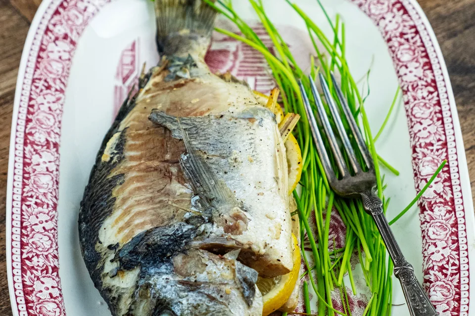 BookNoFees: Foto de ejemplo: Pescado a la parrilla con limón
