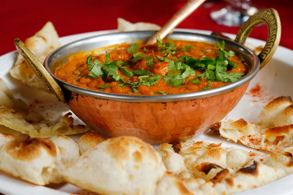 BookNoFees: Foto de ejemplo: Curry indio con pan naan