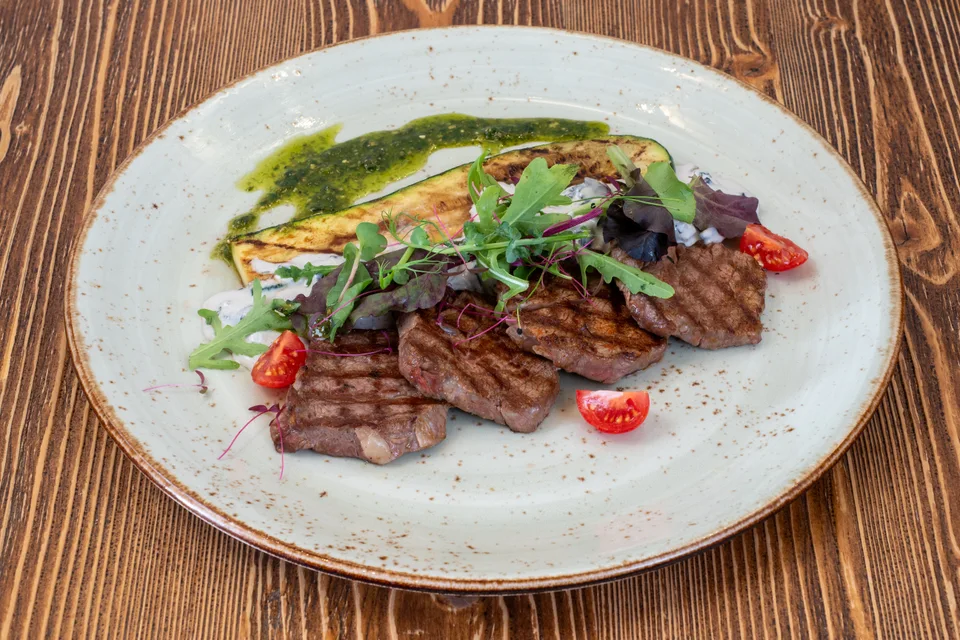 BookNoFees: Foto de ejemplo: Filete en rodajas servido con verduras
